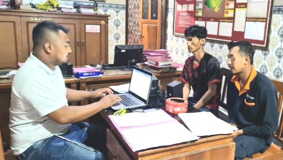 Kedua pelaku yakni, ES (36 thn) danMM (31 thn), saat di interogasi Petugas, di Mapolsek Purwosari (foto: ist)