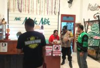 Unit Reskrim Polsek Pandaan saat grebek Kafe Mak Nik (foto: ist)