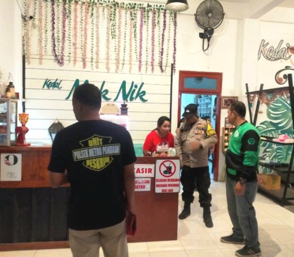 Unit Reskrim Polsek Pandaan saat grebek Kafe Mak Nik (foto: ist)