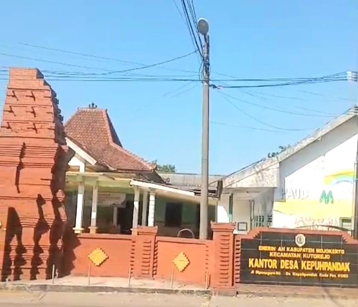Suasana Balai Desa Kepuhpandak, Kecamatan Kutorejo, Kabupaten Mojokerto (dok. Harianjatim.id)