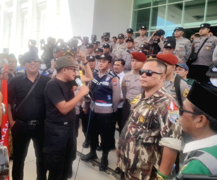 Lujeng bersama para aktivis yang lain, saat Unras di Gedung Mashlahat Pemkab Pasuruan (dok. Harianjatim.id)