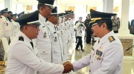 Penyerahan secara simbolis, SK Perpanjangan Masa Jabatan Kepala Desa Se-Kabupaten oleh Pj. Bupati Pasuruan, Dr. Andriyanto (dok. Harianjatim.id)