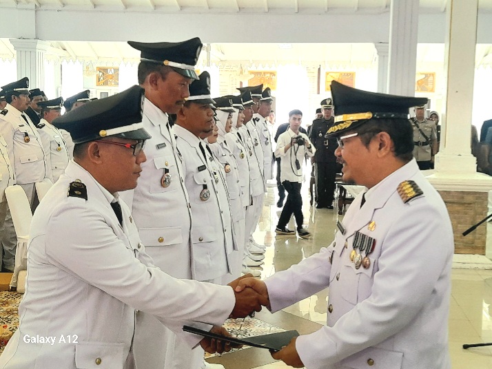 Penyerahan secara simbolis, SK Perpanjangan Masa Jabatan Kepala Desa Se-Kabupaten oleh Pj. Bupati Pasuruan, Dr. Andriyanto (dok. Harianjatim.id)