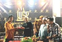 Pemotongan Tumpeng sebagai tanda Pembukaan Warkop Songo Grup telah resmi dibuka (dok. Harianjatim.id))