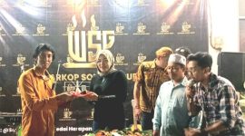 Pemotongan Tumpeng sebagai tanda Pembukaan Warkop Songo Grup telah resmi dibuka (dok. Harianjatim.id))