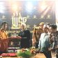 Pemotongan Tumpeng sebagai tanda Pembukaan Warkop Songo Grup telah resmi dibuka (dok. Harianjatim.id))