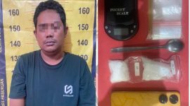 Tersangka MT (42 thn), warga Desa Martopuro, Purwosari, dengan BB total 49,75 gram (foto: ist)