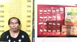 KS (45 thn) Beserta Barang Buktinya, saat diamankan di Mapolres Pasuruan (foto: ist)