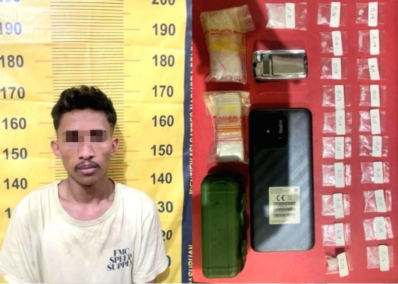Tersangka RA (25 thn), warga Dusun Tuban, Desa Gendro, Kecamatan Tutur, saat diamankan di Mapolres Pasuruan, (foto: ist)