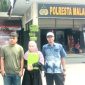 M. Feri Arizky (25 thn), didampingi kuasa hukumnya Heri Siswanto SH,MH,  saat lapor ke Polresta Malang Kota (dok. Harianjatim.id)