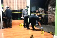 Olah TKP, Anggota Polres Pasuruan, di halaman rumah Korban, Dusun Rokepuh, Desa Beji, Kecamatan Beji (foto: ist)