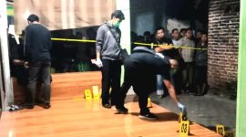 Olah TKP, Anggota Polres Pasuruan, di halaman rumah Korban, Dusun Rokepuh, Desa Beji, Kecamatan Beji (foto: ist)
