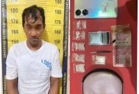 AT (40) warga Desa Sengonagung, Kecamatan Purwosari, diamankan di Mapolres Pasuruan, total BB (8,83 gram), (foto: ist)