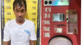 AT (40) warga Desa Sengonagung, Kecamatan Purwosari, diamankan di Mapolres Pasuruan, total BB (8,83 gram), (foto: ist)