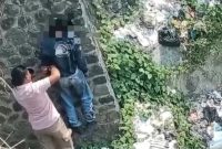 Kondisi pria, saat ditemukan tewas gantung diri di bawah jembatan (dok.Harianjatim.id)