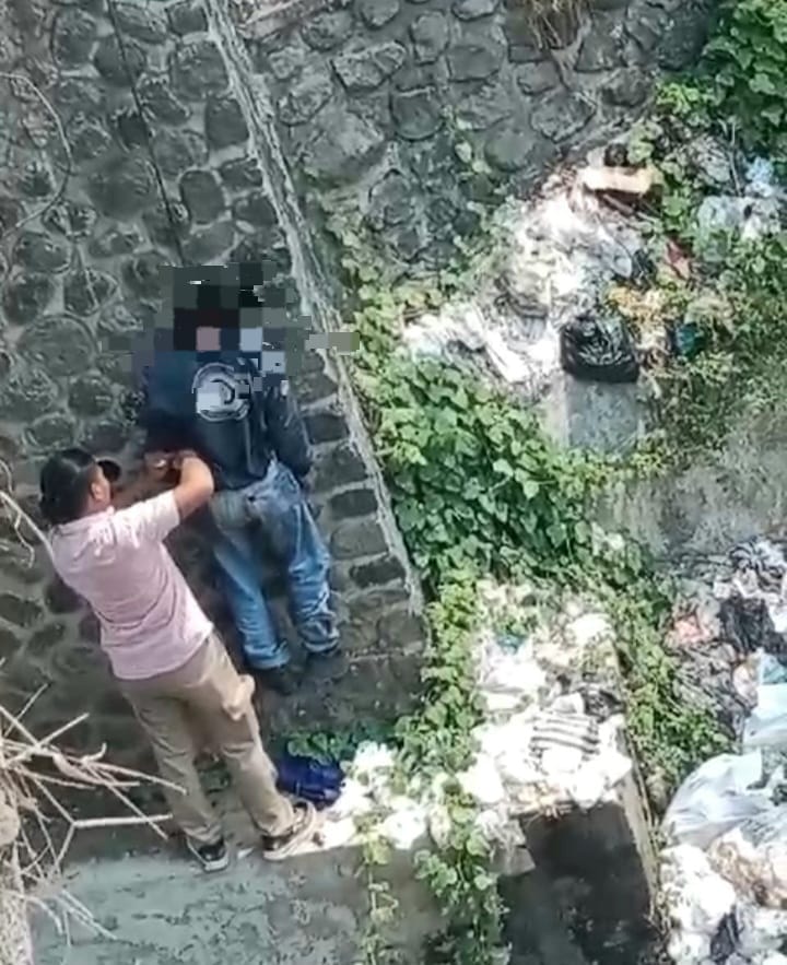 Kondisi pria, saat ditemukan tewas gantung diri di bawah jembatan (dok.Harianjatim.id)