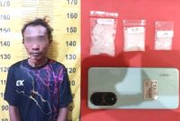 Tersangka WR (40 thn), dengan BB 17,41 gram, Warga Sapulante, Pasrepan, saat diamankan di Mapolres Pasuruan, (foto: ist)
