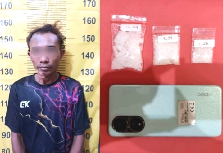 Tersangka WR (40 thn), dengan BB 17,41 gram, Warga Sapulante, Pasrepan, saat diamankan di Mapolres Pasuruan, (foto: ist)