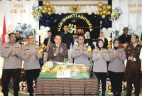 Kepala Kejaksaan Negeri Kabupaten Pasuruan, Teguh Ananto, S.H., M.H, menyambut baik, Kejutan dari rombongan Polres Pasuruan (foto: ist)