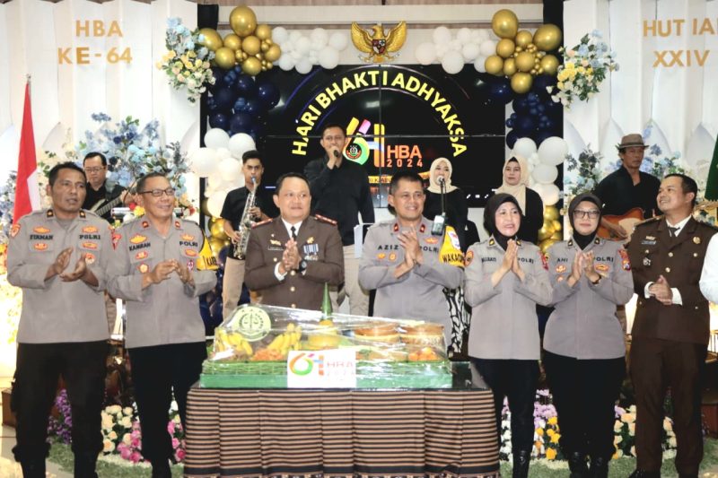 Kepala Kejaksaan Negeri Kabupaten Pasuruan, Teguh Ananto, S.H., M.H, menyambut baik, Kejutan dari rombongan Polres Pasuruan (foto: ist)