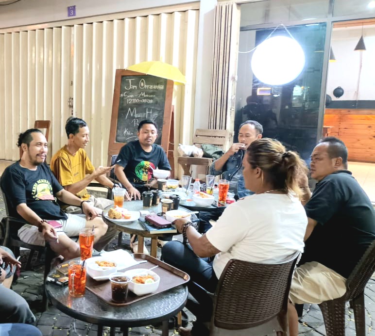 Beberapa Aktivis Berkumpul di Taman Dayu, Soroti Aktifitas Tambang di Kabupaten Pasuruan (Dok. Harianjatim.id)