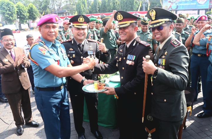 Kapolres Pasuruan, AKBP Teddy Chandra, Saat Mendapatkan Ucapan Selamat dari Petinggi TNI- AD dan TNI- AL (foto: ist)