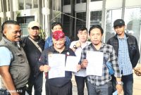 Forum Pasuruan Bersatu, saat wawancara bersama awak media, di depan Gedung DPRD Kabupaten Pasuruan (dok. Harianjatim.id)