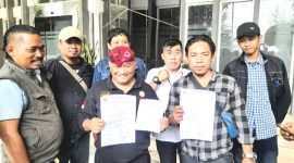 Forum Pasuruan Bersatu, saat wawancara bersama awak media, di depan Gedung DPRD Kabupaten Pasuruan (dok. Harianjatim.id)