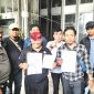 Forum Pasuruan Bersatu, saat wawancara bersama awak media, di depan Gedung DPRD Kabupaten Pasuruan (dok. Harianjatim.id)