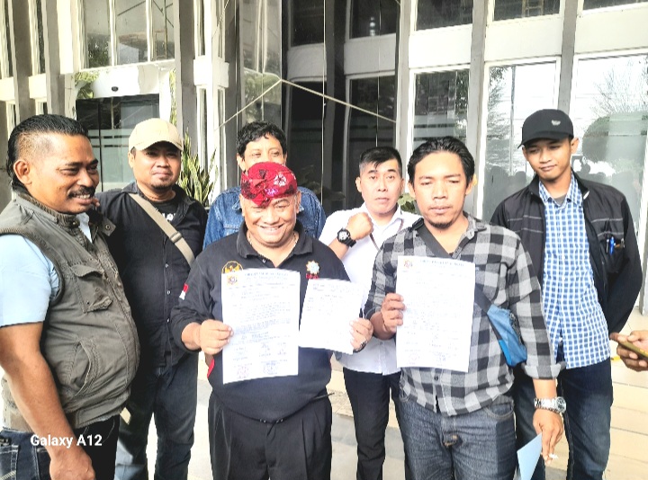Forum Pasuruan Bersatu, saat wawancara bersama awak media, di depan Gedung DPRD Kabupaten Pasuruan (dok. Harianjatim.id)