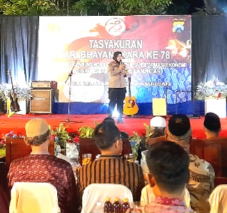 AKP. Marti, selaku Kapolsek Kajayan,  saat memberikan sambutan pada HUT Bhayangkara Ke-78, di halaman Mapolsek Kejayan (dok.Harianjatim.id)