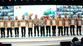 Kapolres Pasuruan, AKBP Teddy Chandra, Saat Terima Penghargaan Predikat Pelayanan Prima dan Pembangunan Zona Integritas Polri (foto: ist)