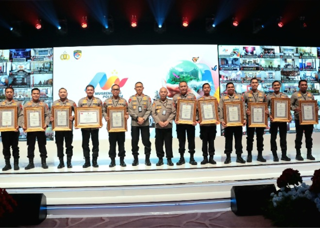 Kapolres Pasuruan, AKBP Teddy Chandra, Saat Terima Penghargaan Predikat Pelayanan Prima dan Pembangunan Zona Integritas Polri (foto: ist)