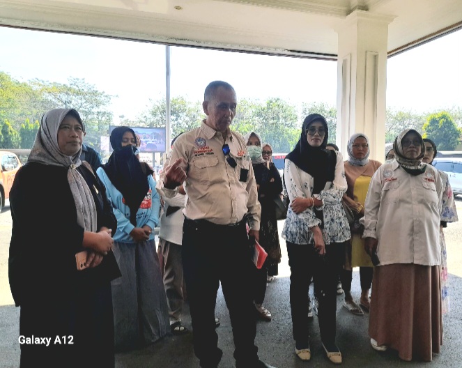 Ketua LPA Pasuruan, Daniel Efendi, Saat Dampingi 7 keluarga korban Pencabulan, di Mapolres Pasuruan (Dok. Harianjatim.id)