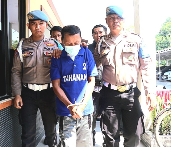 AW (63 thn) alias Mbah Jon, Pelaku Pedofilia, saat diamankan di Mapolres Pasuruan 