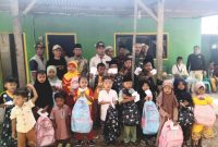 Kades Oro-oro Wetan, H. Amin Tohari, saat menggelar santunan anak yatim piatu, di TPA Wonokerto (Dok. Harianjatim.id)