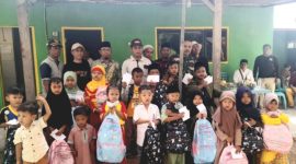 Kades Oro-oro Wetan, H. Amin Tohari, saat menggelar santunan anak yatim piatu, di TPA Wonokerto (Dok. Harianjatim.id)