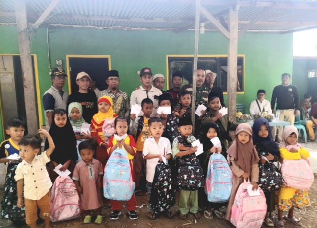 Kades Oro-oro Wetan, H. Amin Tohari, saat menggelar santunan anak yatim piatu, di TPA Wonokerto (Dok. Harianjatim.id)