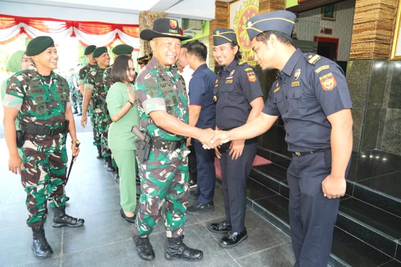 Pangdivif 2 Kostrad, Mayjen TNI.  Anton Yuliantoro, S.I.P., M.Tr (Han)., beserta rombongan, Saat Kunjungan ke Yonkav 8/NSW/2 Kostrad, Pasuruan  (foto: ist)