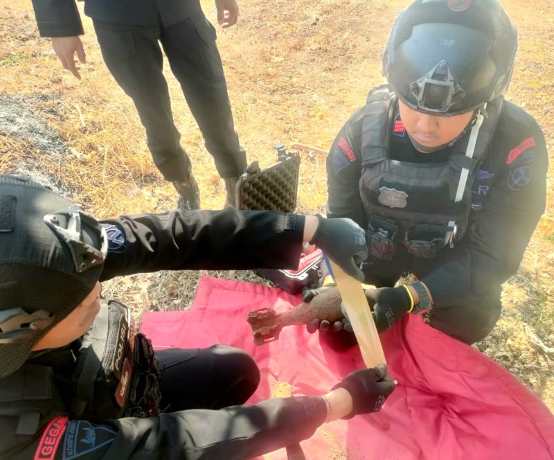 Tim Jibom Detasemen Gegana Sat Brimob Polda Jatim, saat proses pemusnahan mortir dan ranjau darat, di Kecamatan Puspo, Pasuruan (foto: ist)