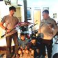 Dua Pelaku Perampasan Ranmor, yang meresahkan warga Dsn. Puntir, Martopuro, MK (16 thn) dan DS (22 thn) saat diamankan di Mapolsek Purwosari  (foto: ist)