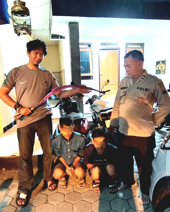 Dua Pelaku Perampasan Ranmor, yang meresahkan warga Dsn. Puntir, Martopuro, MK (16 thn) dan DS (22 thn) saat diamankan di Mapolsek Purwosari  (foto: ist)