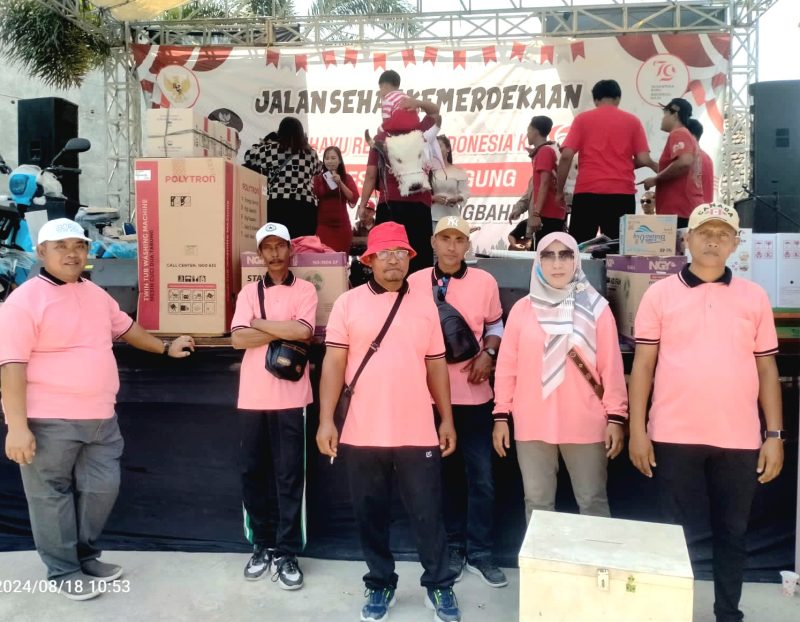Suasana saat Pembagian hadiah, dalam Jalan Sehat Kemerdekaan RI Ke-79, yang digelar Pemdes Dumpiagung (Dok.Harianjatim.id)