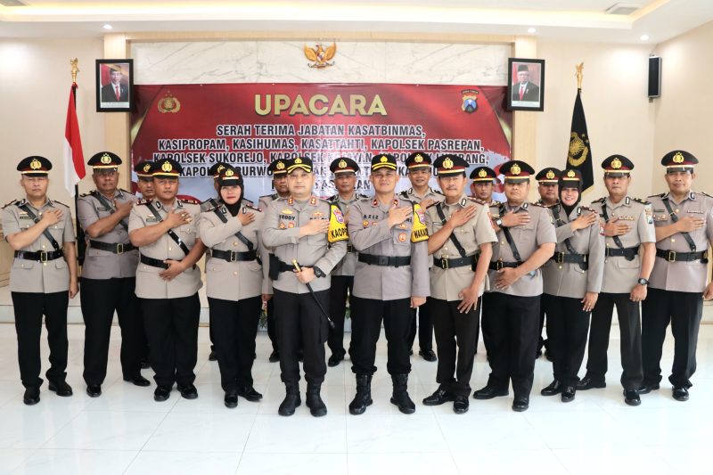 Upacara Sertijab untuk para Pejabat Utama Polres Pasuruan dan Kapolsek jajaran, bertempat di ruang Rupatama Mapolres Pasuruan. (foto: ist)