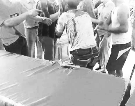 Situasi saat Terduga Pelaku diarak warga ke Balai Desa Sumberrejo, Purwosari (Dok. Harianjatim.id)