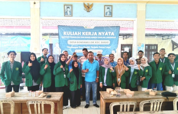 Pemdes Gondanglor saat sambut Peserta KKN Mahasiswa Universitas Ahmad Dahlan (Dok. Harianjatim.id)