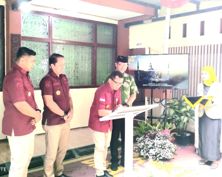 Ka. Kanwil Kemenkumham Jatim, Dr Heni Yuwono, saat resmikan Mushola At- Thaubah yang berada halaman Rutan Bangil (dok. Harianjatim.id)