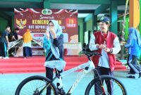 Kepala MAN 1 Pasuruan, H. Nasrudin SPd.  Saat serahkan hadiah kepada siswa-siswi yang menjadi juara lomba (Dok. Harianjatim.id)