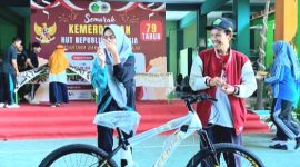 Kepala MAN 1 Pasuruan, H. Nasrudin SPd.  Saat serahkan hadiah kepada siswa-siswi yang menjadi juara lomba (Dok. Harianjatim.id)