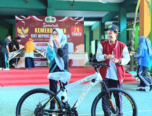 Kepala MAN 1 Pasuruan, H. Nasrudin SPd.  Saat serahkan hadiah kepada siswa-siswi yang menjadi juara lomba (Dok. Harianjatim.id)